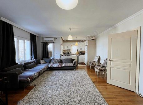 Yiğit Gayrimenkul'den Çeşme Çarşıda Satılık 2+1 Daire Ve Eki 1+0