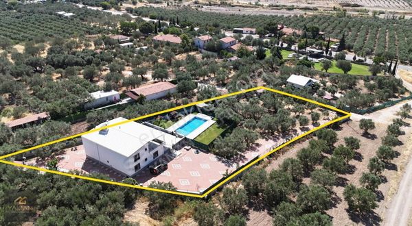 Sındırgı Yolu Üzerinde, Havuzlu, Geniş Bahçeli 6+1 Lüks Villa