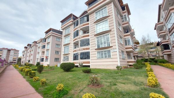 Yenikent Mahallesi Senem Balcı Sitesi Satılık 5+1 Geniş Bakımlı Daire