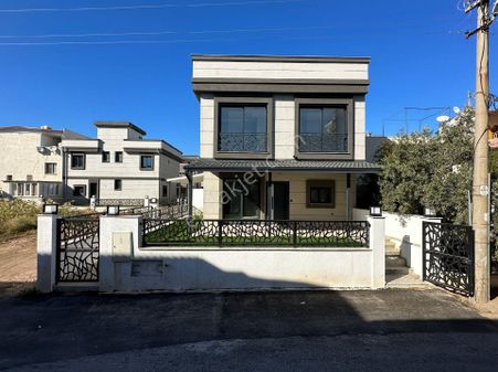 Seferihisar Doğanbey De Satılık Fırsat Villa