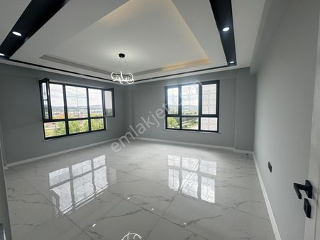 Ak & Emlak**** Çamlıca Mah. 3+1-140 M2 Önü Açık-şık Ferah Daire