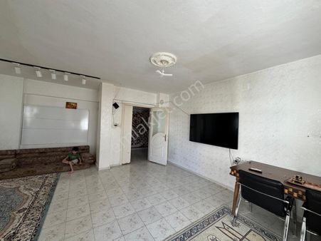 Aşina Gayrimenkul'dan 23 Nisan Mahallesinde Ana Cadde Üzeri Satılık 2 Dükkan 4 Tane 3+1 Daire