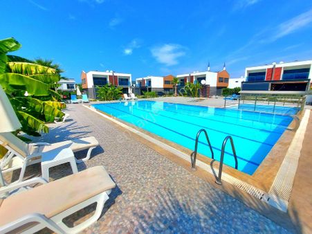 Kuşadasında Plaja Ve Avm'lere Yakın Havuzlu Sitede Sıfır Villa