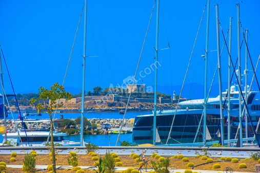 Kuşadası Marina'da Yatırım Değeri Yüksek 4+1 Yalı Dairesi
