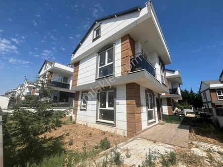 Ata Gayrimenkul'den Site İçerisinde 200 M2 Arsa Paylı Lüks Villa