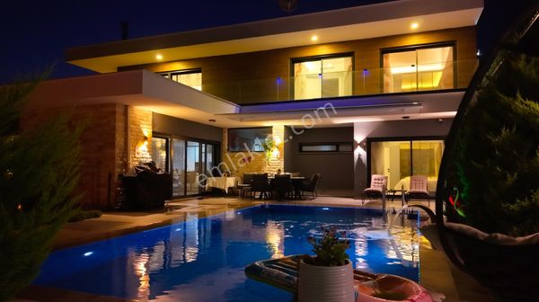 Kuşadası Soğucak'da Asansörlü Eşyalı Müstakil Satılık Lüks Villa
