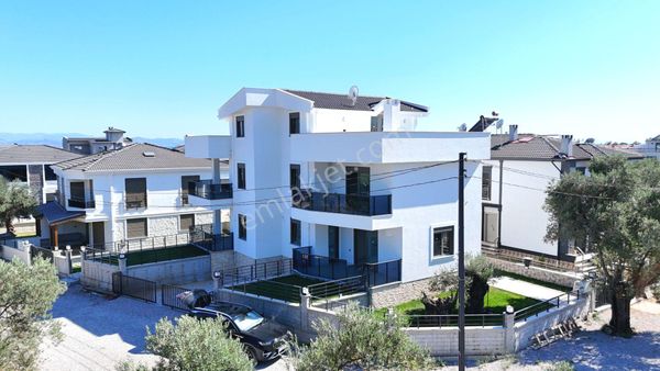 Vahdet'ten Ssk Bölgesinde Deniz Manzaralı 4+1 Teraslı Lüx Villa