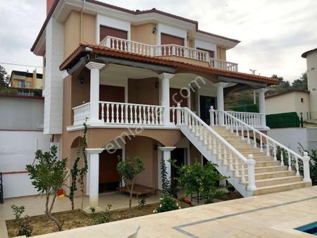 Kuşadası Soğucak’ta Geniş Arsalı Özel Havuzlu Müstakil Villa