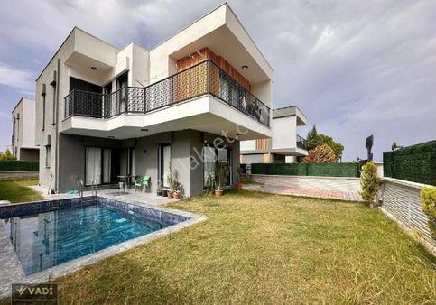 Kuşadası Güzelçamlı'da Satılık Ful Eşyalı Özel Havuzlu Tek Müstakil Villa