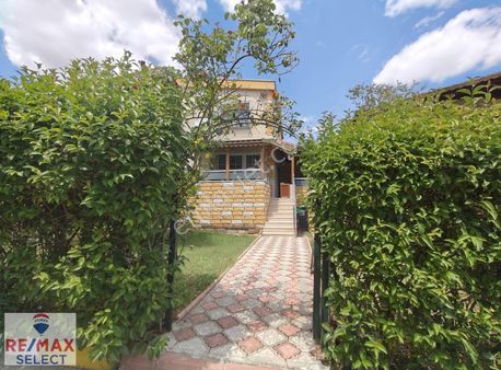 Havuzlu Güvenlikli Sitede Bahçeli Dubleks Villa