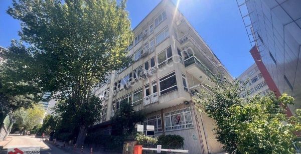 Tunalı Bınnaz Sokakta Asansörlü Otoparklı Geniş 3+1