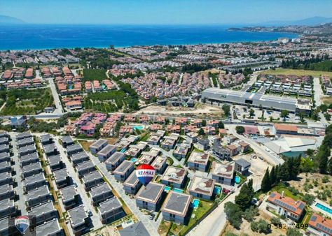 Kuşadası Satılık Long Beach’e Komşu, Sıfır Trıplex Vılla – Akıllı Ev, Özel Havuz, Prestıjlı Yaşam