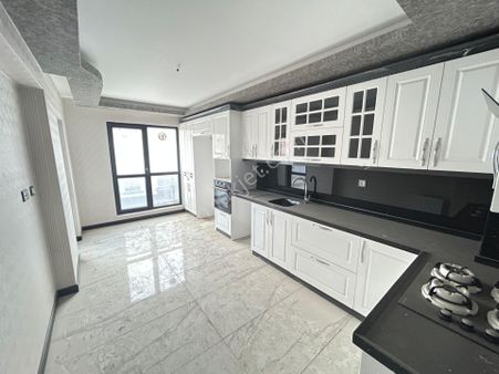 Merkezi Konumda Yüksek Katta Manzaralı Sitede 4+1 Satılık Prıme Ofis