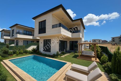 Ata Gayrimenkul'den Havuzlu Müstakil 400 M2 Arsa İçinde Villa