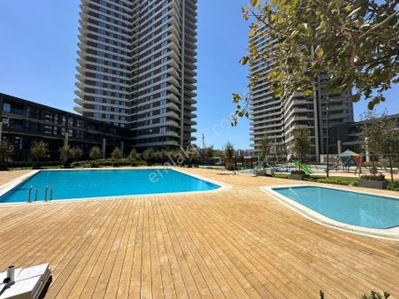 Şehır Manzaralı 24. Katta Büyük Tıp Satılık 1 + 1 Daıre