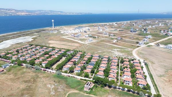 Çanakkale Lapseki Umurbey'de Boğaz Manzaralı, Denize Sıfır Site İçerisinde Müstakil Villa