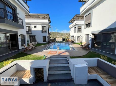 Sığacık'da Site İçerisinde Ful Eşyalı Havuzlu Tam Müstakil Villa