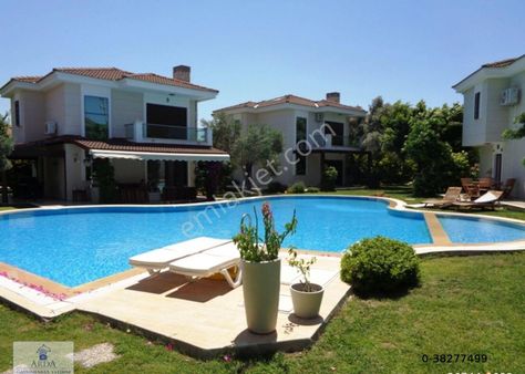 Alaçatı Göbene'de Havuzlu Sitede Satılık Tek Müstakil 3+1 Villa