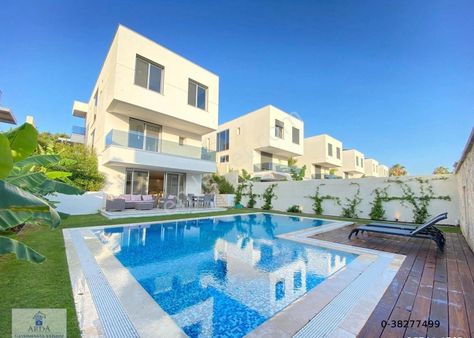 Alaçatı Çamlıkyolda Sezonluk Kiralık Özel Havuzlu Garajlı Tek Müstakil 5+2 Tripleks Lüks Villa