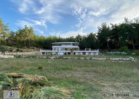 Menderes'te 6796m² Arazi İçinde 835 M2 Orman Manzaralı 7 Oda 1 Salon Satılık Lüks Çiftlik Evi