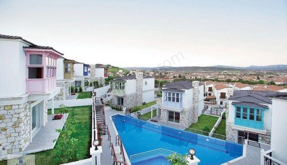 Alaçatı'da Sezonluk Kiralık Havuzlu Sitede Kapalı Otoparklı Tek Müstakil 3+1 Eşyalı Lüx Taş Villa