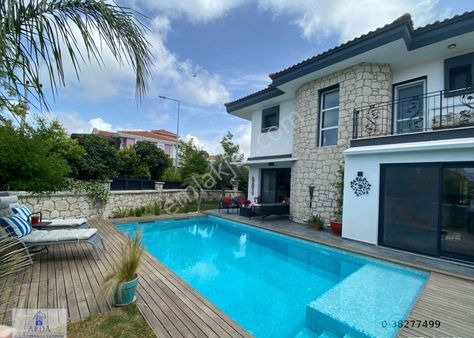 Alaçatı Çamlıkyolda 4+1 Yüzme Havuzlu Satılık Müstakil Lüks Villa