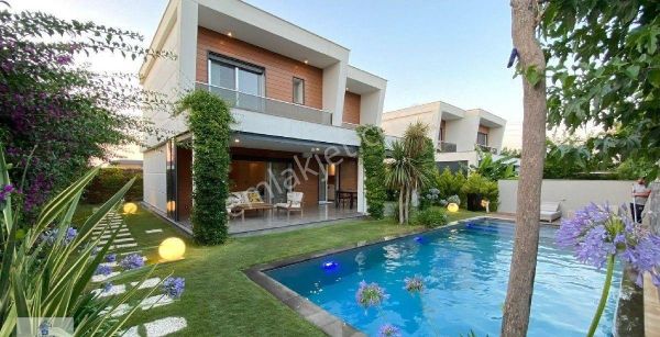 Alaçatı Göbene Mevki Tek Müstakil Havuzlu 4+1 Lüks Villa