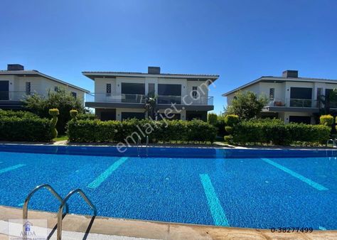 Alaçatı'da Butik Havuzlu Site İçerisinde Satılık Full Sıfır Eşyalı 4+1 Lüks Villa