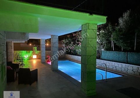 Alaçatı Çamlık Yol Arkası Havuzlu Tek Müstakil Kiralık Lüks 3+1 Villa