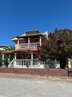 Dikili'de Site İçinde Köşe Harika Konumda 3+1 Tripleks Villa