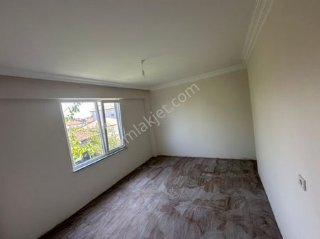 Cadde Üzerinde 2. Katta 3+1 Okullara Ve Pazar Yerine Yakın Sıfır Daire