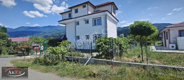 1.140 Metrekare Arsa İçinde Lüks 3 Katlı 3 Adet Daire Ve Arsası