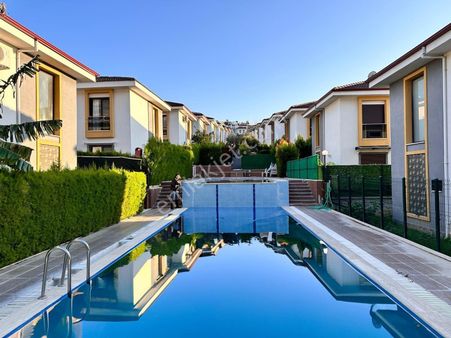 Yavansu'da Havuzlu Sitede, Genişbahçeli, Doğalgazlı 3+1 Villa