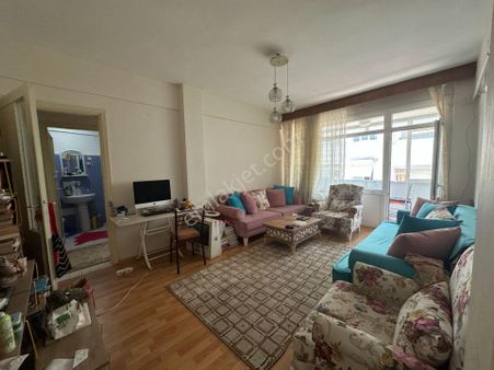 Üsküdar Ahmediye Tunusbağı Cd. Altı / Ara Kat 3+1 Satılık Daire