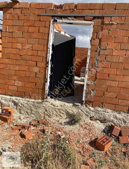 Taşkesik Köyünde İçinde Subasmanı Tuğlası Örülü Yatırımlık Tarla