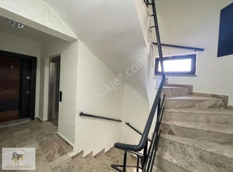 Pi Emlak'tan Batıkent'te Arakat Ebeveyn Banyolu İskanlı 3+1