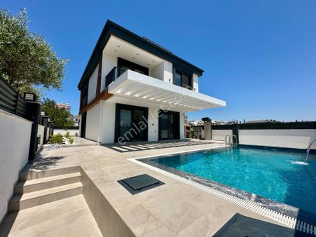 Villacı Onur'dan Denize 400 Metre 4+1 Tam Müstakil Lüx Villa
