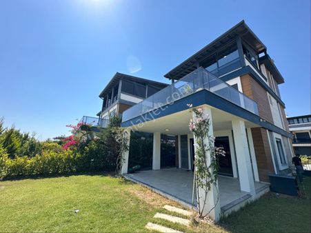 İzmir Seferihisar Ürkmez De Satılık Bahçeli Yazlık 4+1 Müstakil Denize Tarafında