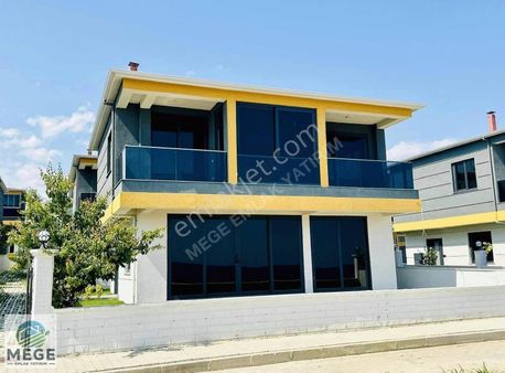 Mege'den Denize Sıfır Güvenlikli Site İçerisinde Havuzlu Villa