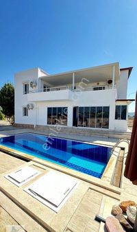 Yeşiltepede 808 Metre Arsa İçinde Köşe Havuzlu 4+1 Ebeveyn Banyolu Eşyalı Müstakil Villa