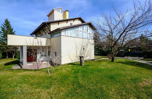 İncekte Doğayla İç İçe Satılık 5+2 Lüks Villa