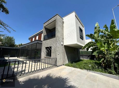 Kuşadası'nda 500m2 Arsa İçerisinde Özel Havuzu Satılık Villa