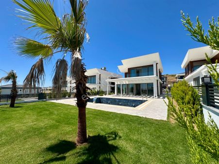 Villacı Onur'dan Özel Tasarım 530 M2 İçerisinde Lüx 4+1 Yerden Isıtmalı Villa