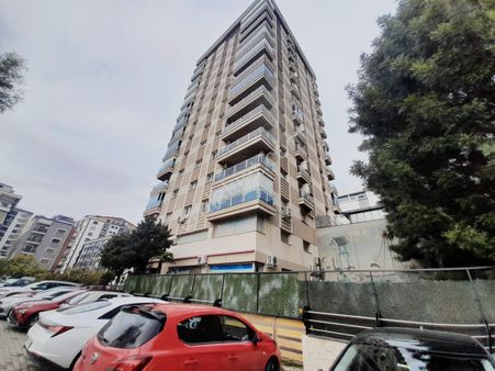 Karşıyaka İmbatlı’da Medipol Hastanesi Yanında Ferah Köşe Ofis