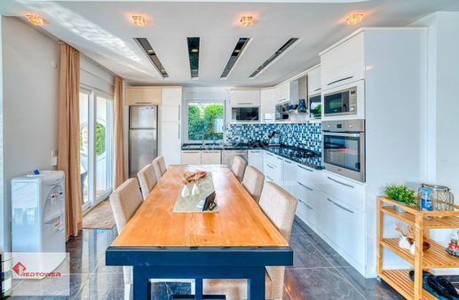 Kargıcakta Deniz Manzaralı, Müstakil Havuzlu, Eşyalı 4+1 Villa