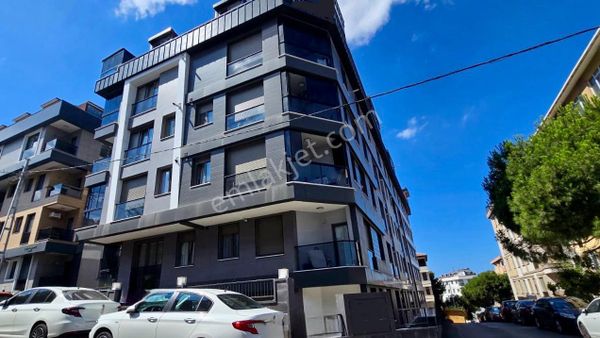 Küçükyalı Çınar Mahallesinde, 1 Yaşında Ferah 2+1 Satılık