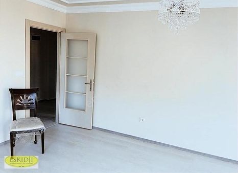 Eskidji 'den Atatürk Cad.paralel 2+1 Balkon+çift Banyo