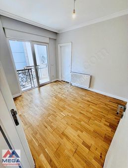 Caddebostan Sahilde 135m2 Balkonlu Lüks Satılık Daire