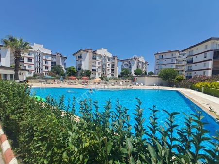 Kuşadası Değirmendere Mahallesi Geniş 3+1 Havuzlu Site İçerisinde Satılık Daire