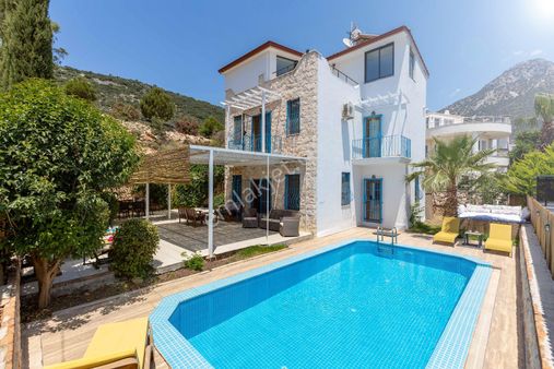Uğur'dan Kalkan Merkez'de 4+2 İmarlı Özel Havuzlu Villa